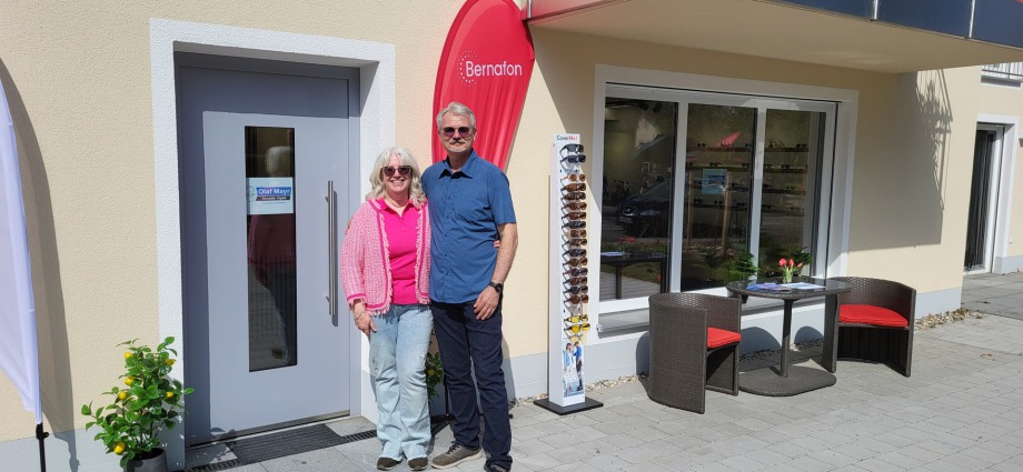 Michaela und Olaf Mayr, Inhaber von Akustik Optik Mayr vor ihrem Akustik und Optik Fachgeschäft am Wilhelm Leibl Platz 3 in Schondorf am Ammersee.